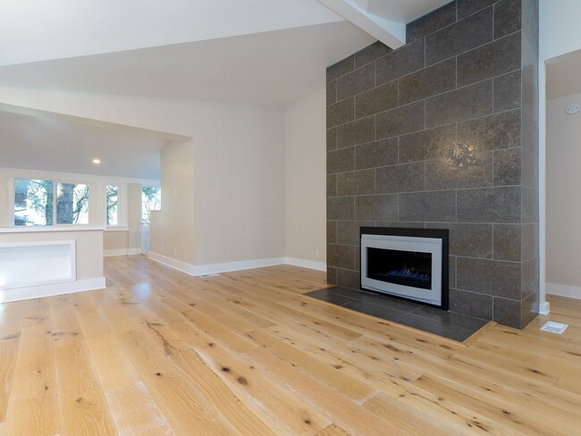 Building Photo - Beautiful 3br/2bth - Available in early January