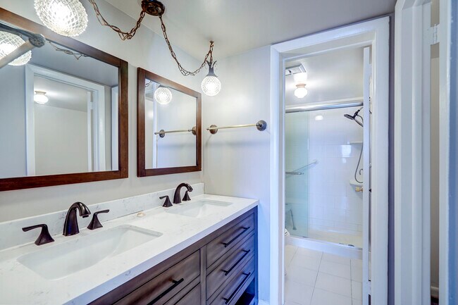 Building Photo - 410 Wilma Cir
