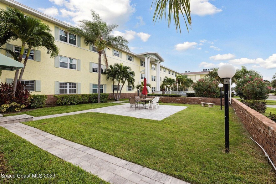 Building Photo - 220 Columbia Dr