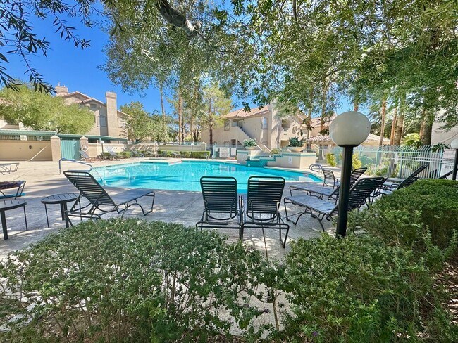 Building Photo - SPACIOUS 2 BEDROOM TOP FLOOR CONDO