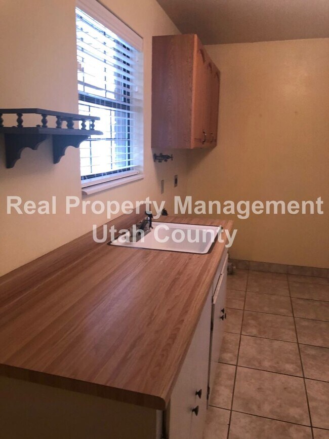 Building Photo - Spacious Lehi Home