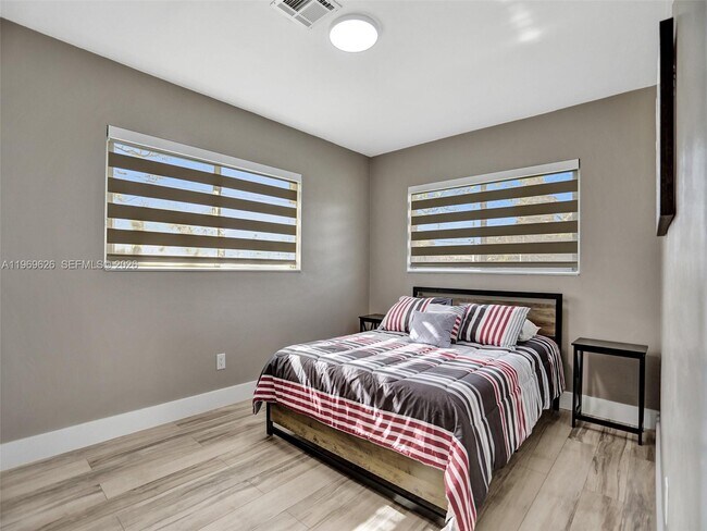 Building Photo - 491 SE 23rd Ave