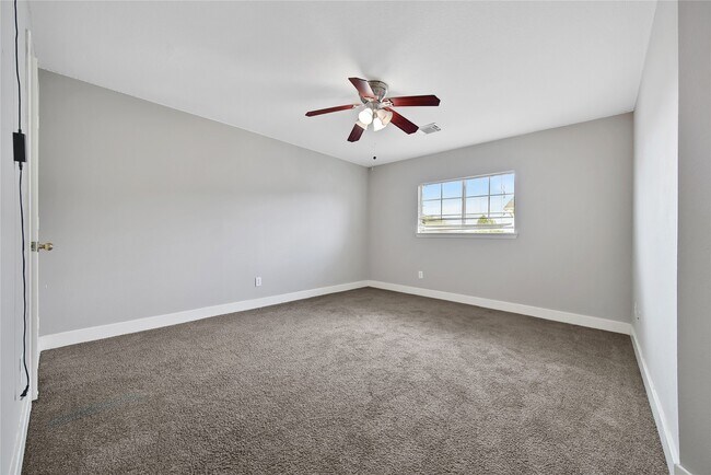 Building Photo - 11940 Chanteloup Dr