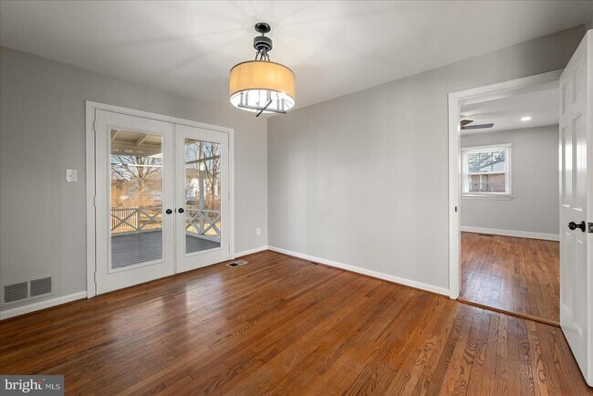 Building Photo - 641 W Country Club Dr