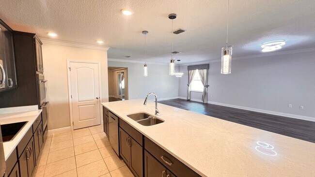 Building Photo - Immaculate 4 BR / 3 BA - With an OFFICE!