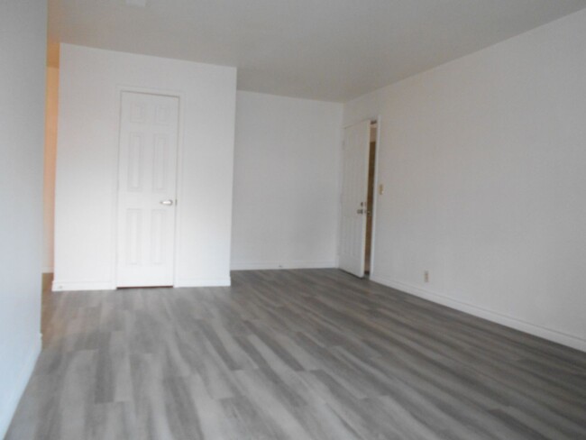 Building Photo - Charming 1 Bedroom Condo