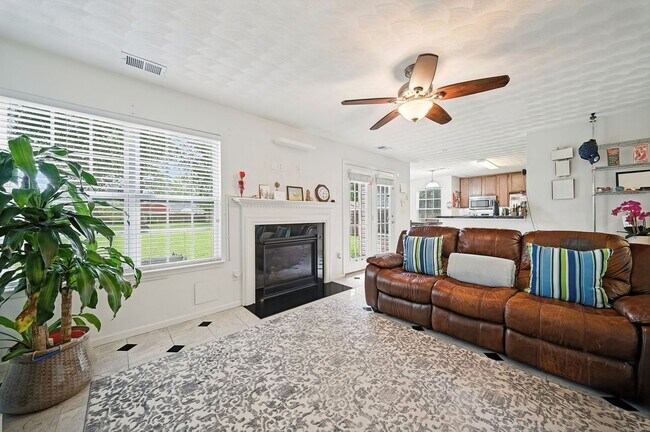 Building Photo - LARGE 4 BEDROOM HOME NEAR MILITARY BASE AND BAY