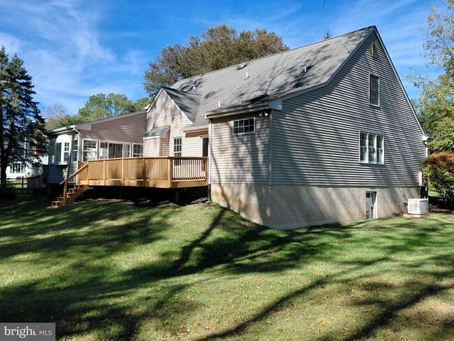 Building Photo - 1360 Ship Rd