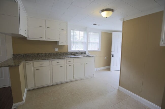 Building Photo - Charming 2-Bedroom Home in an Excellent Location – Priced to Move!