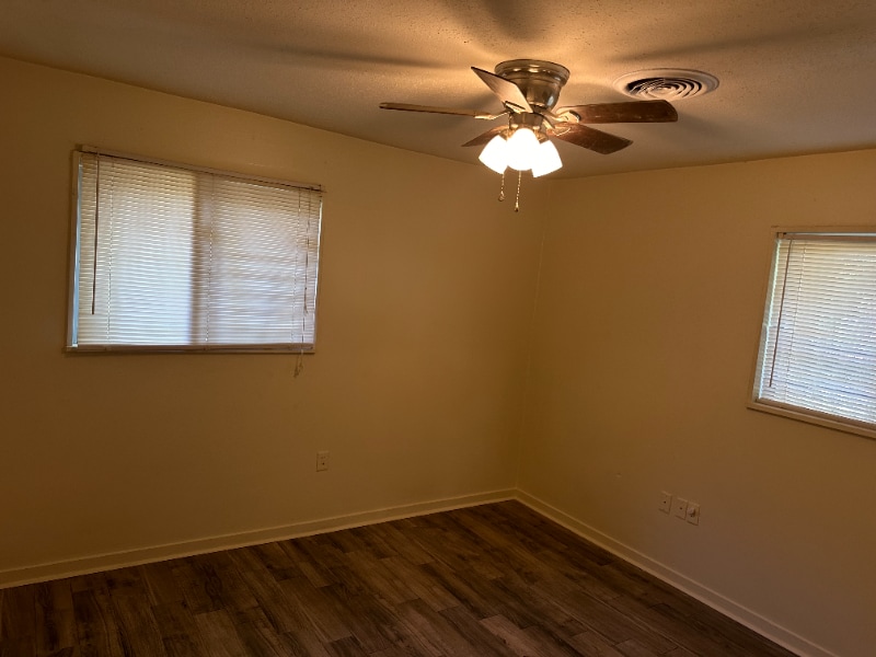 Building Photo - 3049 Lakewood Dr