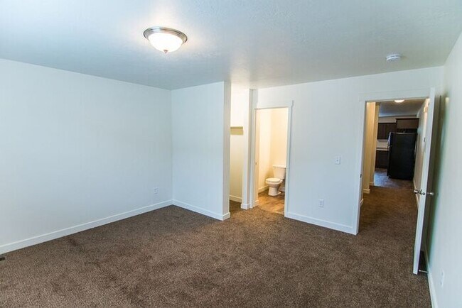 Building Photo - THE LOCHS! Gorgeous Townhome First Month Free