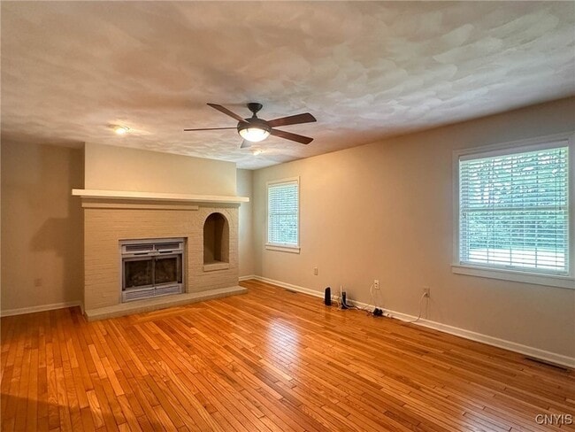 Building Photo - 97 1/2 Sanger Avenue Unit