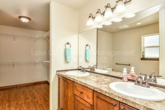 Building Photo - 10231 N Zenith St