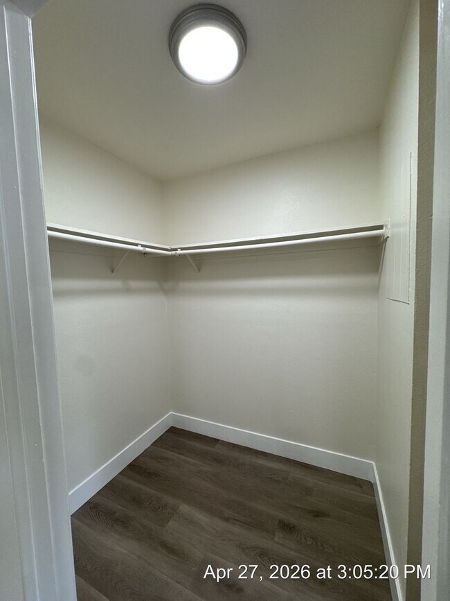 Building Photo - 2 Bedroom 1 Bath unit rent ready!