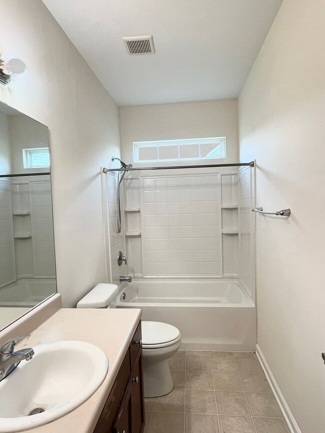 Building Photo - 3 Bedroom, 1 bath, with fenced in backyard...
