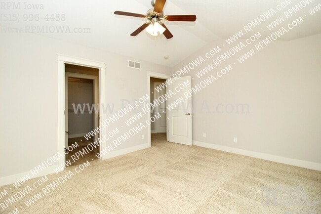 Building Photo - 3600 SE Glenstone Dr