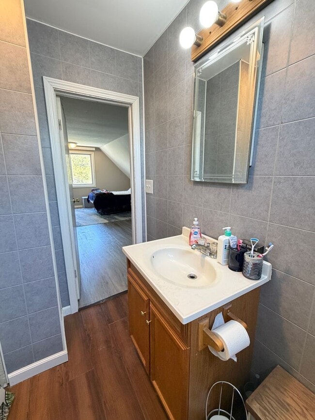 Building Photo - 2 Bedroom Home - Open August 1st!