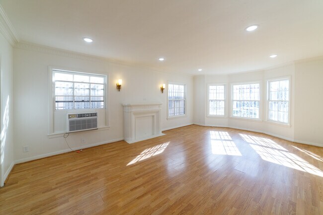 Building Photo - 452 S New Hampshire Ave