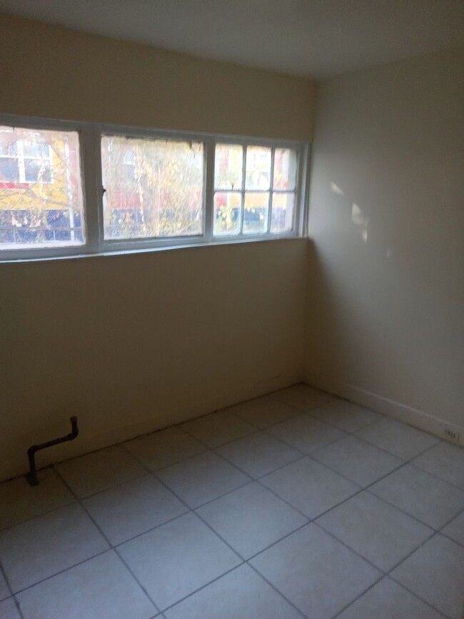 Building Photo - Spacious three Bedroom!!!