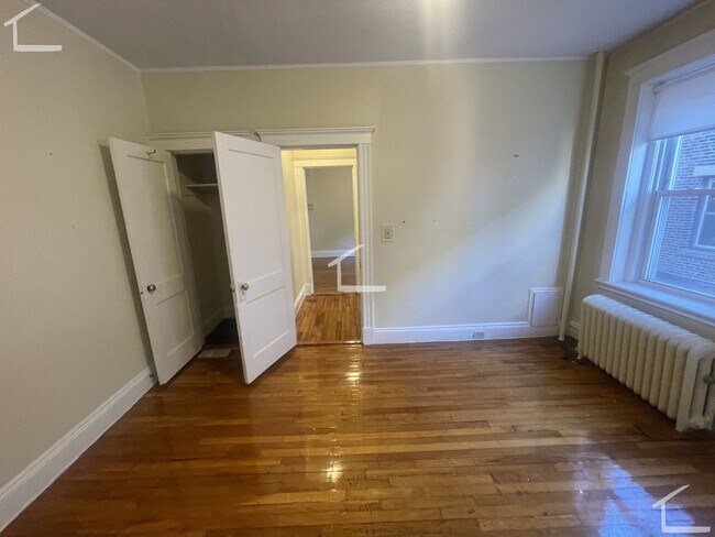 Building Photo - 220 Kelton St