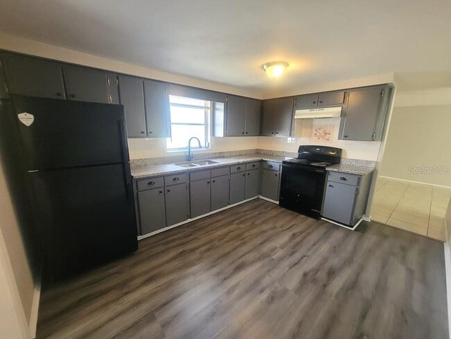 Building Photo - 10920 Oakdale Ave