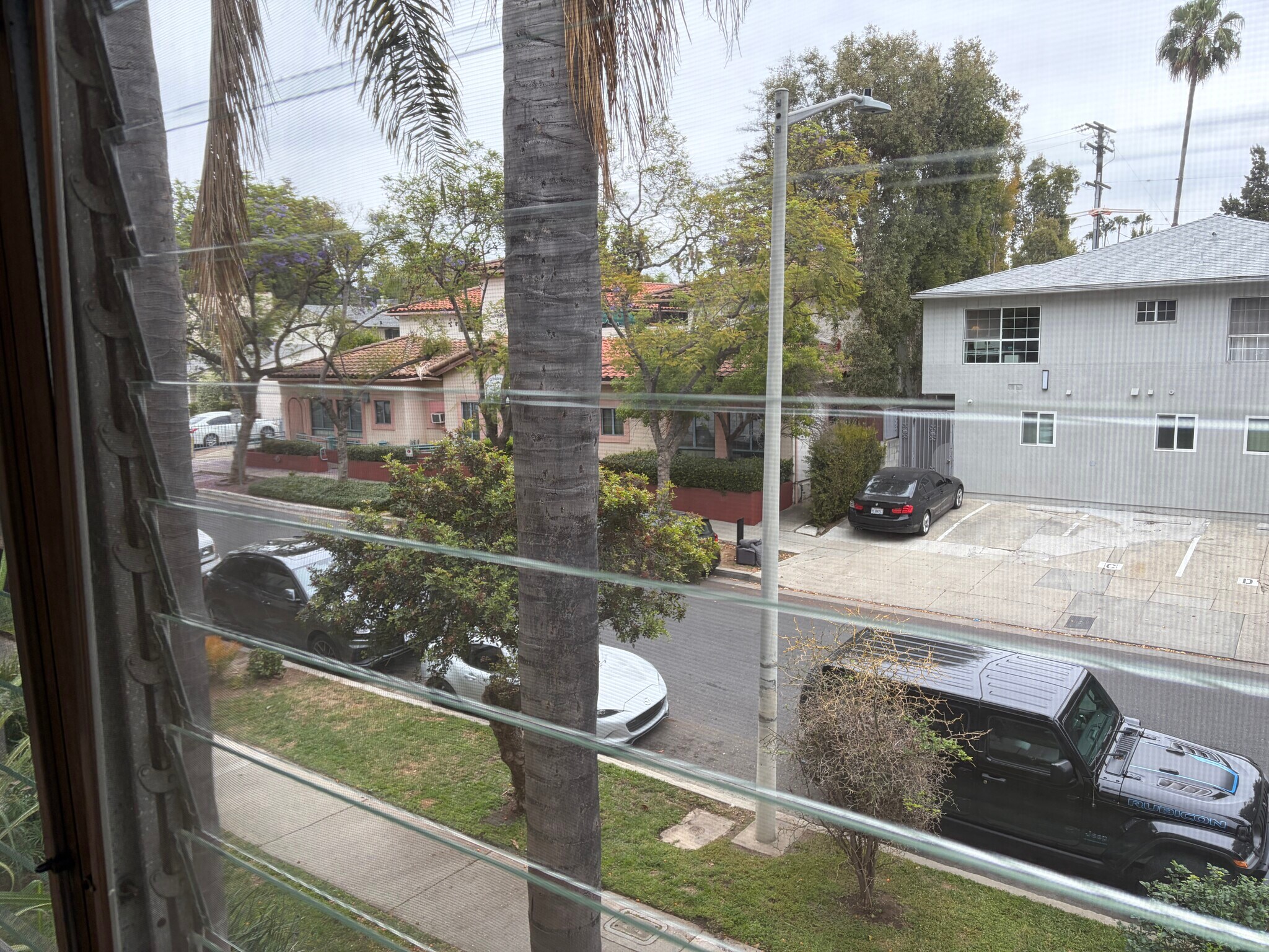 Building Photo - 907 N Gardner St