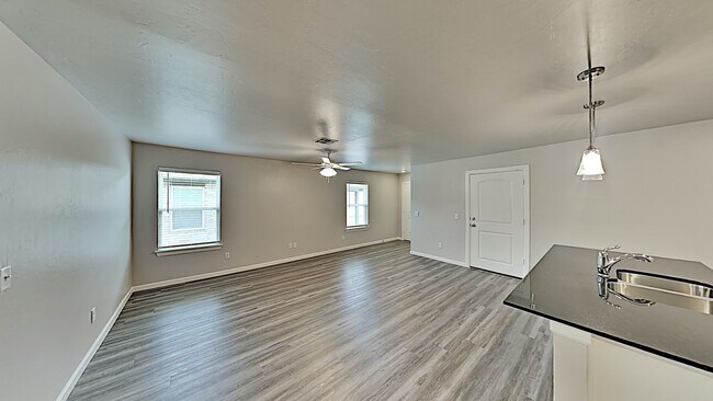 Building Photo - 2 Bedrooms 2 Bathroom 2 Car Garage Duplex Close to Broadway Extension, a short distance from Edmo...