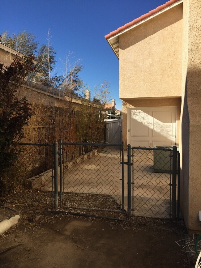 Building Photo - 5 BEDROOM, 2 STORY,SPACIOUS VICTORVILLE HOME! NEAR MALL!