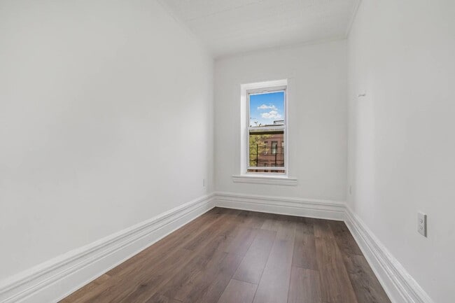 Building Photo - 421 58th St