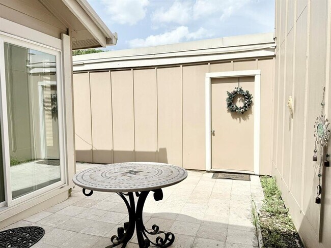 Building Photo - 11633 Village Pl Dr