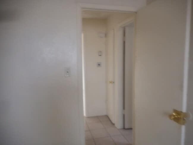 Building Photo - 618 White Cliffs Dr
