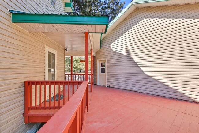 Building Photo - 1496 Pine Ridge Dr