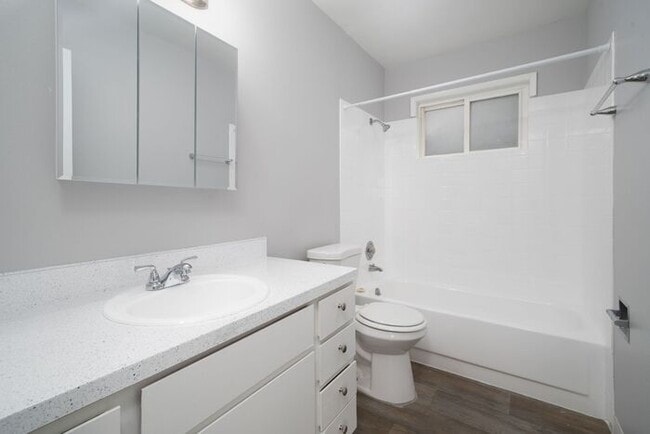 Building Photo - Remodeled 2 bedroom! $1000 VISA GIFTCARD AT MOVE IN, JUST IN TIME FOR THE HOLIDAYS!