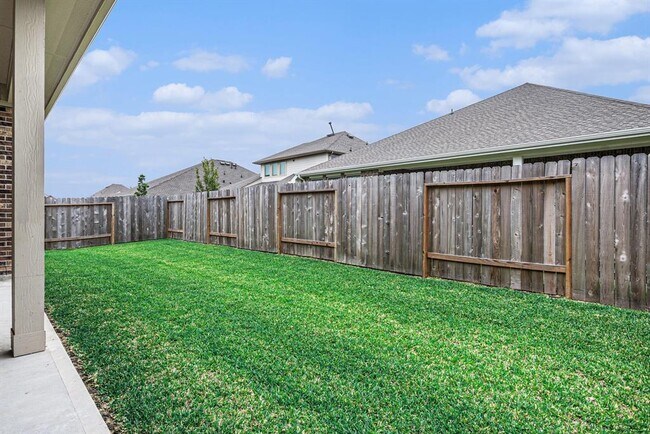 Building Photo - 705 Western Fern
