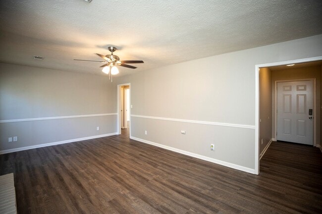 Building Photo - ** 3 Bed 2 Bath located off Wares Ferry rd...