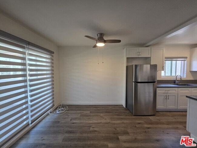 Building Photo - 10734 Palms Blvd
