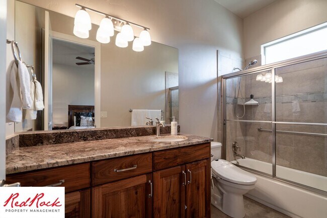 Building Photo - Stunning 2 Bedroom Fully Furnished Home. Community Pool & Mini Golf!