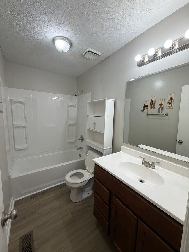 Building Photo - New Listing!