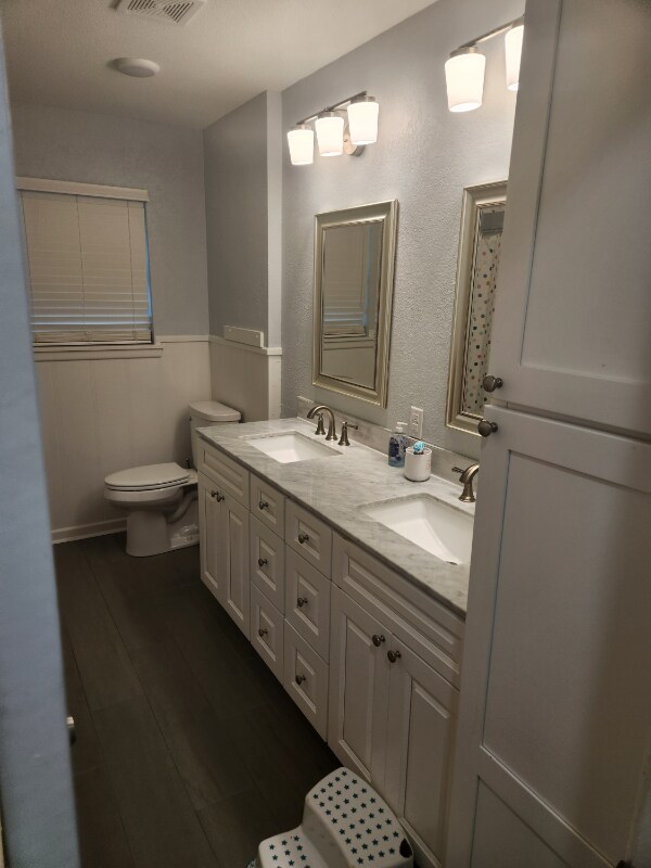 Building Photo - 1529 E Don St