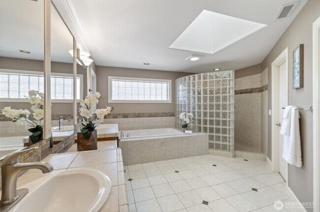 Building Photo - Luxury Living in sought after Sterling Woods