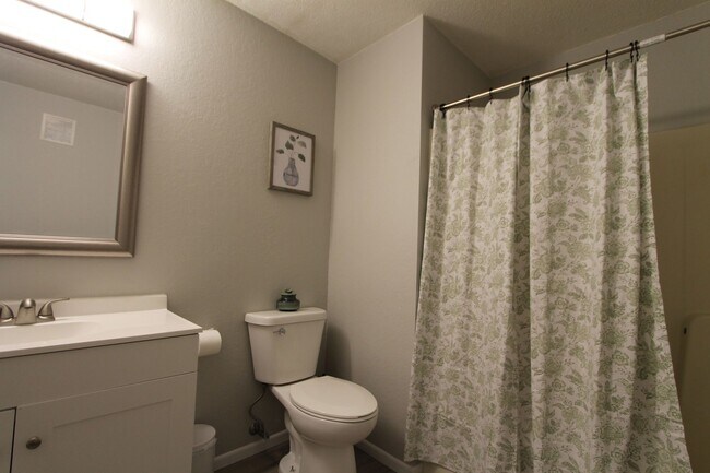 Building Photo - Spacious first floor one bedroom with mode...