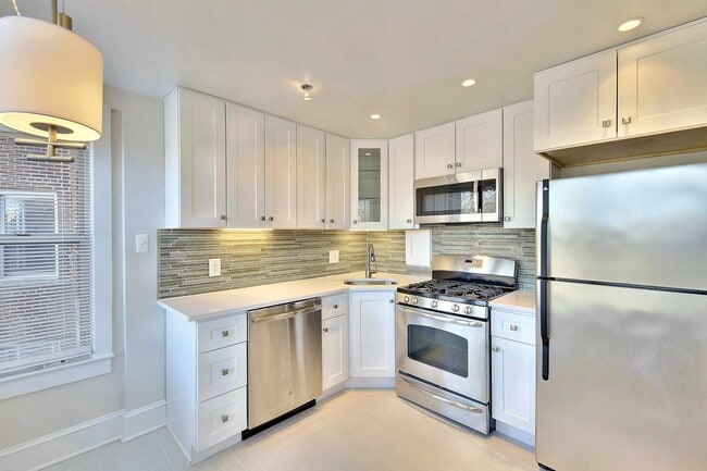 Building Photo - Spacious efficiency right in between Dupon...