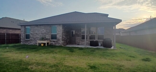 Building Photo - Sign by 9/15 and receive $250 off!