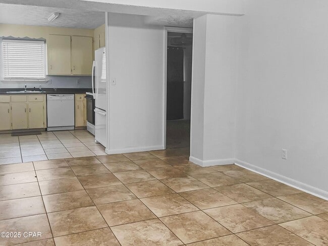 Building Photo - 115 Twin Lakes Dr