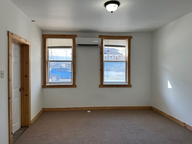 Building Photo - 1st Floor 1 Bedroom 1 Bathroom Apartment F...