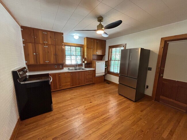 Building Photo - Cute 3 Bedroom 1 Bathroom 1 Car Garage home!!
