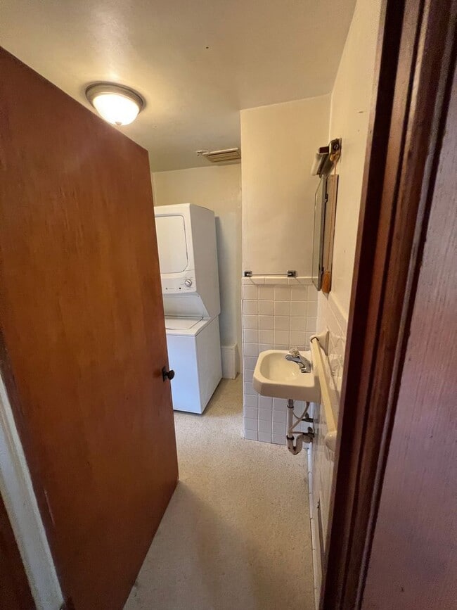 Building Photo - 2 bed 1 bathroom