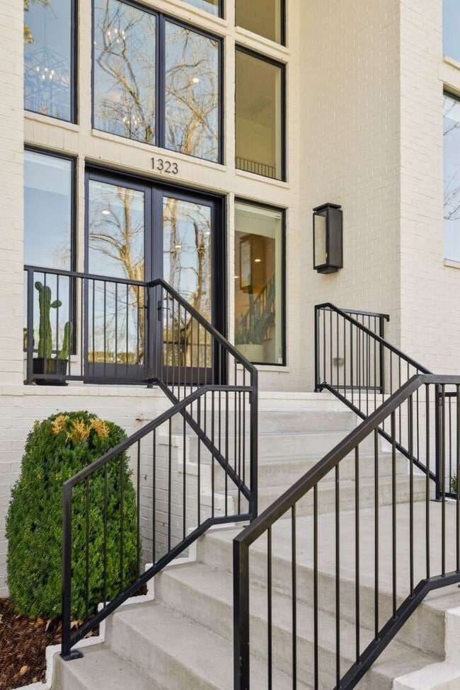 Building Photo - 1323 Harding Pl