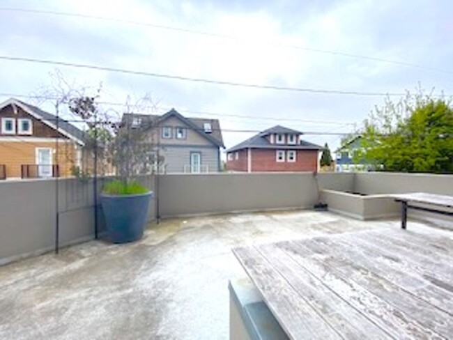 Building Photo - Sun-Filled Queen Anne Condo With Private E...