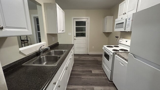 Building Photo - Recently Updated 3BR Townhouse | 2 Parking Spots | Prime Dover Location | $2,300/mo